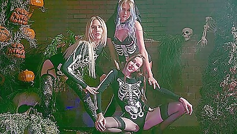 Busty pornstar in sexy lingerie and stockings in vr porn