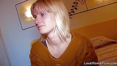 Blonde is in the satchel and has a deepthroat sex with a dude