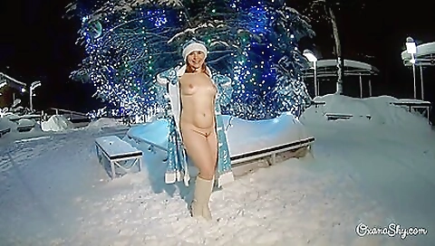 Amateur brunette gets her legs stretched and fucked outdoors