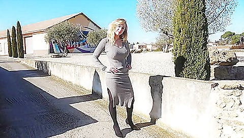 Hot blonde chick taking a blowjob with her man in a threesome