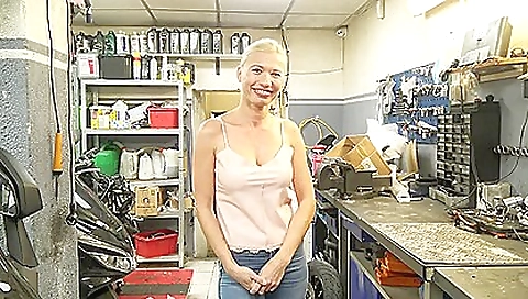 Big tits blonde justine has not lost her good habits